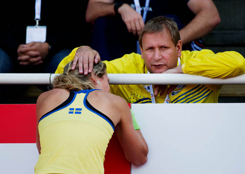 Malin Dahlström, Sverige, rev ur sig i tre raka hopp. Hon