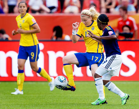 Lisa Dahlkvist, Sverige