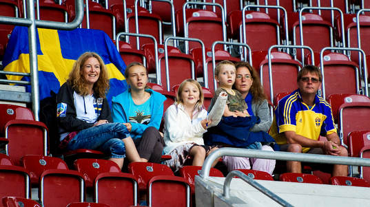 Sverige, supportrar trotsar regnet och tittar på