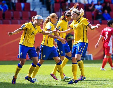 Sverige, dansar och hoppar hopprep