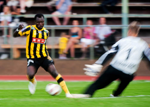 John Chibuike, Häcken, gör 5-0 bakom Mattias Asper,