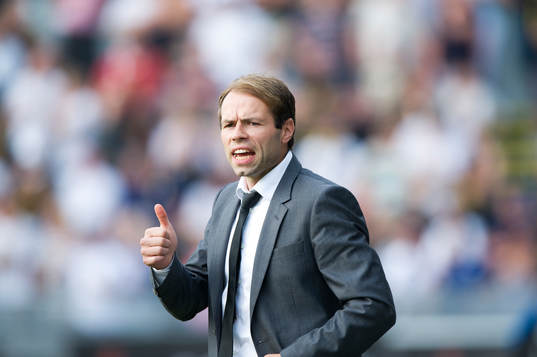 Andreas Alm, tränare,  tummen upp