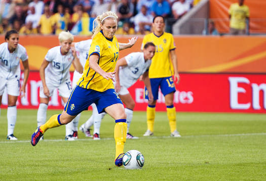 Lisa Dahlkvist, Sverige, skjuter mål på straff. 1-0