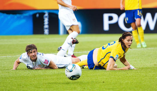 Amy LePeilbet, USA, Lotta Schelin, Sverige. Straff till