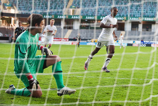 Rene Makondele, Häcken, sätter en straff bakom Jerome
