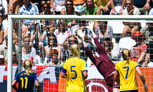 Ellyse Perry, Australien, skjuter 2-1