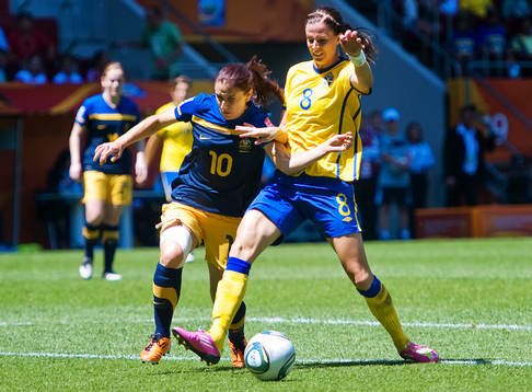 Servet Uzunlar, Australien, Lotta Schelin, Sverige