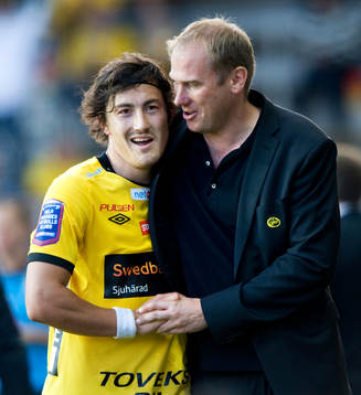 1-0 skytten Stefan Ishizaki grattas av tränare Magnus