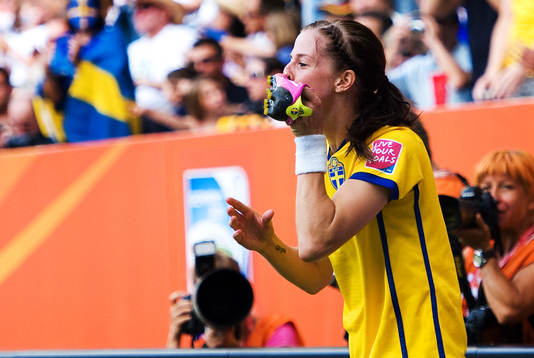 Lotta Schelin, Sverige, jubel. 1-0, pussar sin sko