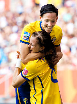 Therese Sjögran, Lotta Schelin, Sverige, jubel. 1-0