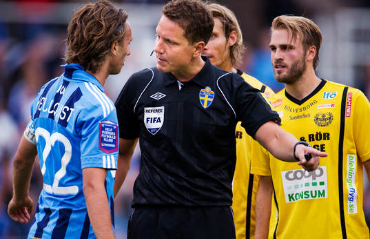 Philip Hellquist, Djurgården, blir tillrättavisad av