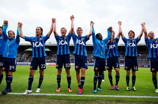 Djurgården med matchvinnaren Johan Oremo i mitten tackar