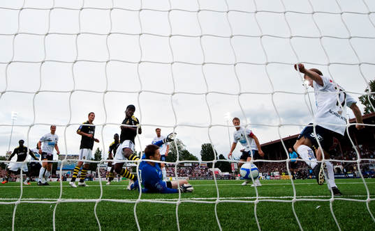 Martin Mutumba, AIK, oroar framför mål men Mattias