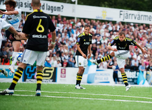 Robert Åhman Persson, AIK, skjuter in 0-1 på frispark
