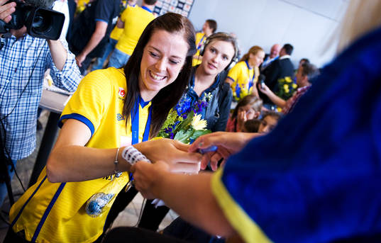 Lotta Schelin skriver autografer