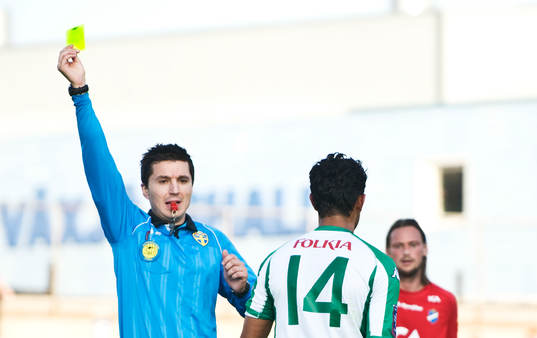 Bojan Pandzic, domare, ger gult kort, varning