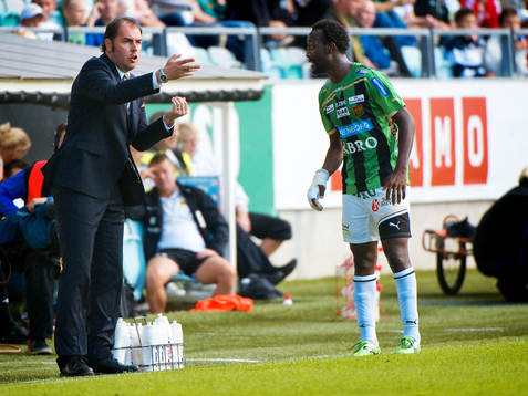 Alexander Axen, tränare, pratar med Reuben Ayarna, Gais