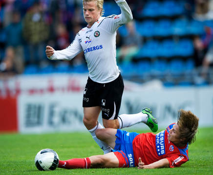 Simon Thern, Helsingborg glidtacklar Emil Berger, Örebro