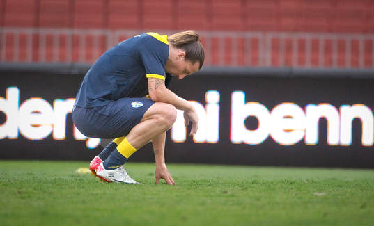 Zlatan Ibrahimovic sätter sig ned på huk och får