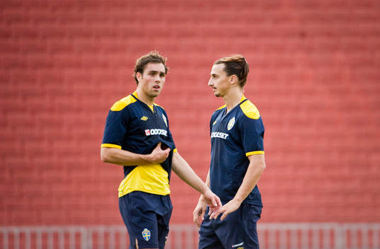 Johan Elmander pratar med Zlatan Ibrahimovic