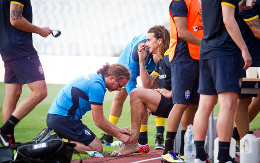 Zlatan Ibrahimovic får sin fot omlindad