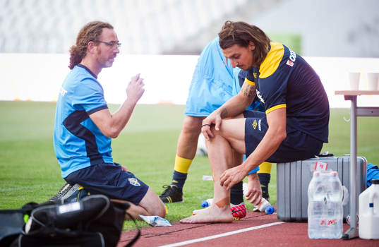 Zlatan Ibrahimovic får sin fot omlindad