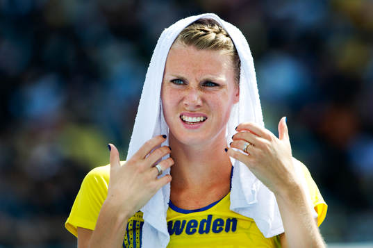 Emma Green Tregaro, Sverige, skyddar sig mot solen