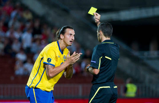 Zlatan Ibrahimovic får ett gult kort, varning