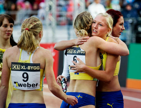 Moa Hjelmer, Sverige, kramas om