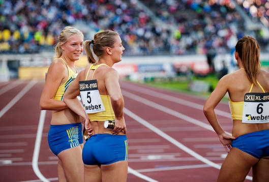 Moa Hjelmer, Josefin Magnusson och Elin Moriati, Sverige