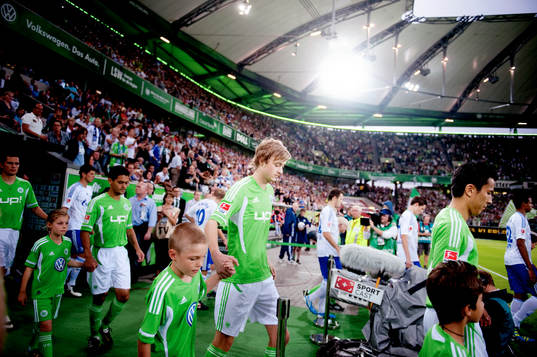Rasmus Jönsson, går in på planen på Volkswagen Arena