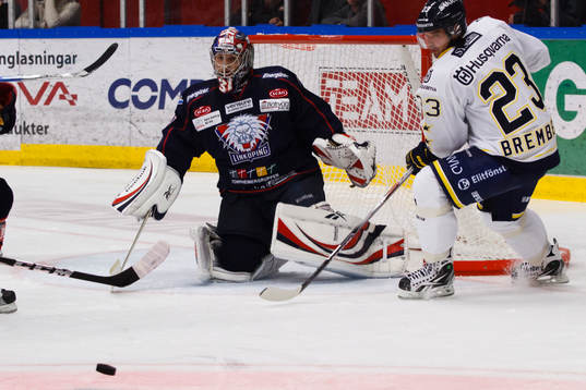Fredrik Bremberg, HV71 framför Christian Engstrand,
