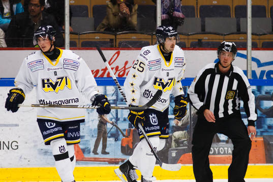 Adam Almqvist, HV71 och Mattias Karlsson, HV71 depp