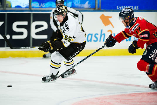 Linus Videll, AIK, tar sig förbi Mathias Tjärnqvist,