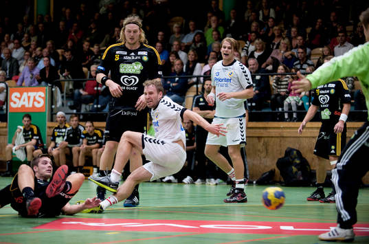 Fredrik Pettersson, Redbergslid, sätter ett mål bakom