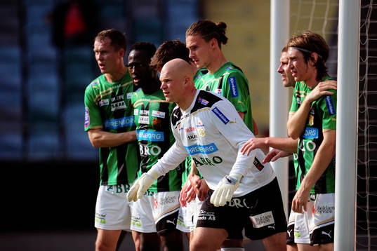 Indirekt frispark till Helsingborg vilken Erlend Hanstveit
