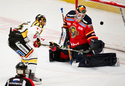 Martin Johansson, Brynäs, gör 2-2 bakom Gustaf Wesslau,