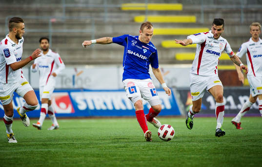 Magnus Eriksson, Åtvidaberg, utmanas av Mikael Ishak,