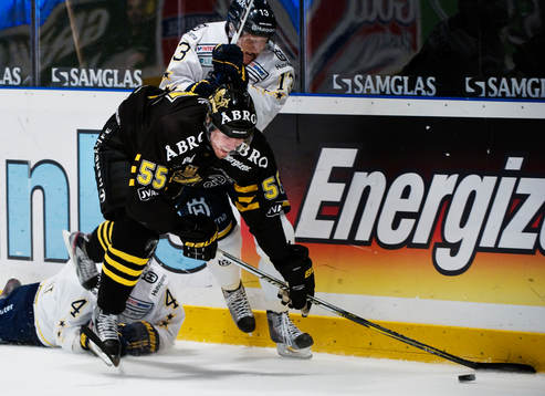 Adam Almquist och Oscar Sundh, HV71, klarar inte av att