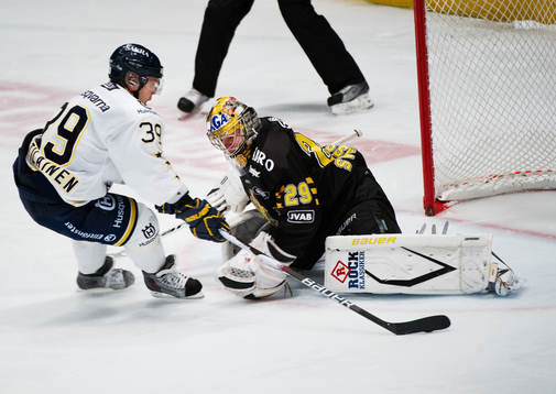 Jukka Voutilainen, HV71, gör mål på Markus Svensson,