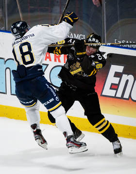 Jesper Fasth, HV71, tacklar Tobias Viklund, AIK