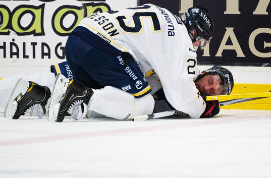 Per Ledin, HV71, ligger skadad på isen