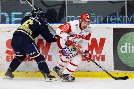 Per Hallin, Timrå med pucken, och Oscar Fantenberg, HV71 i