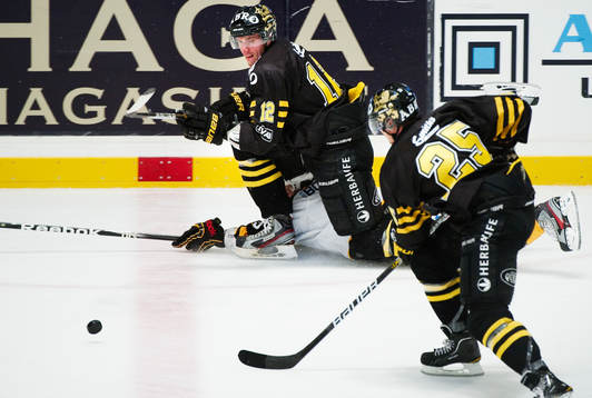 Patrik Nemeth, AIK, vinner pucken i en situation som leder