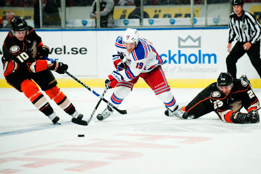 Corey Perry och Francois Beauchemin, Anaheim Ducks, kämpar