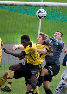 Dauda Kanu och Daniel Engel mot BW-keepern