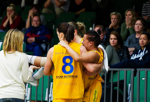 Emma Halldin Wedin, Solna Vikings, bärs ut skadad av sina