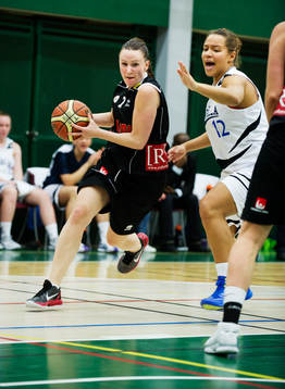 Nora Ericsson, Visby, tar sig förbi Jennifer Sandmark,