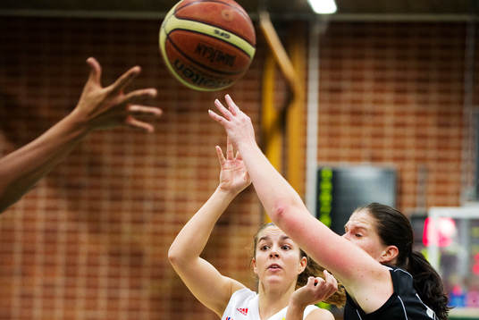 Felicia Nekmouche, Sallén, passar bollen