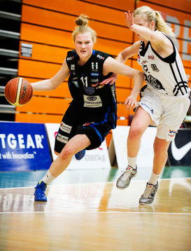 Allis Nyström, Northland, trycker sig förbi Anna Stoltz,